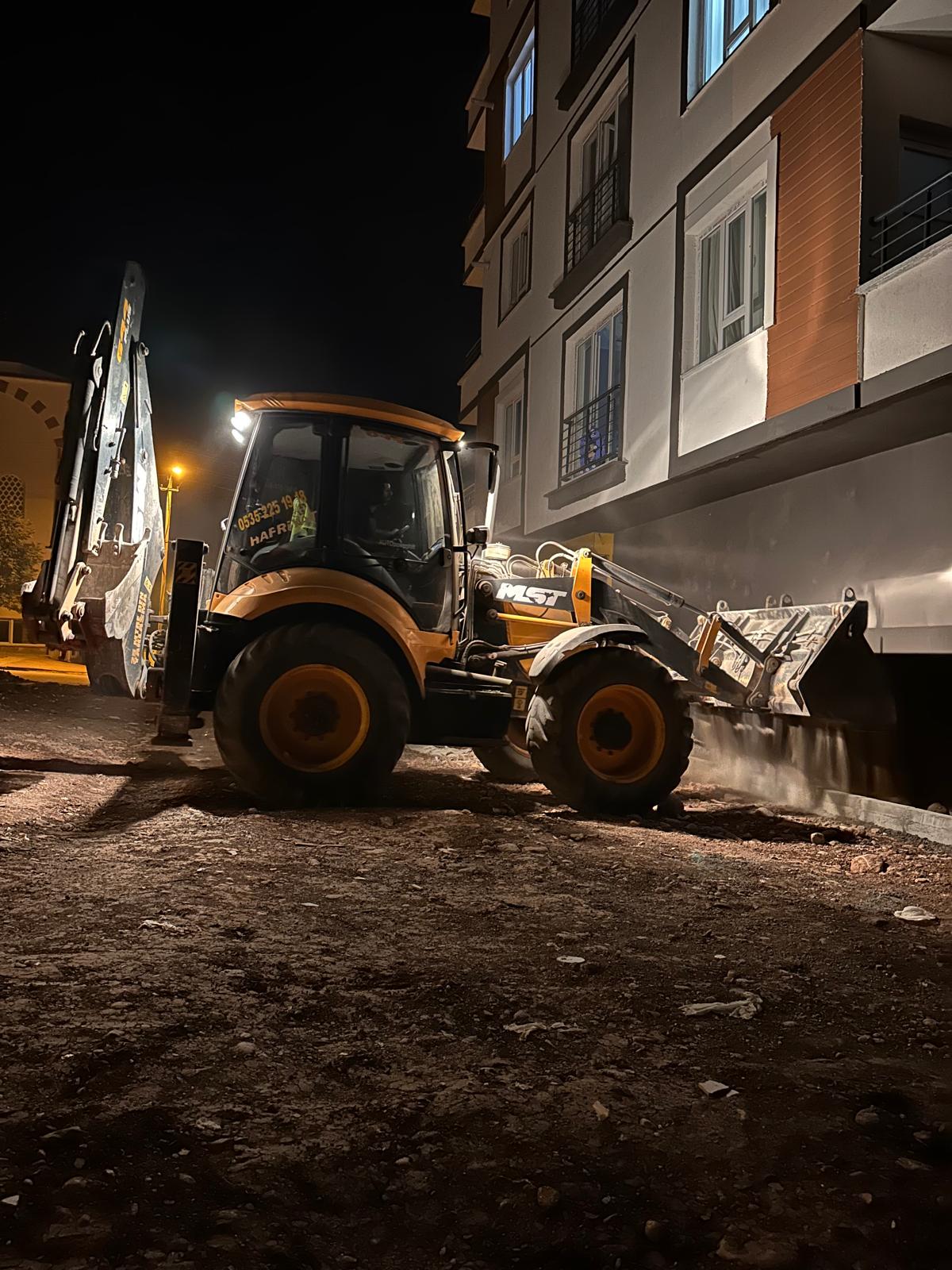 heavy-excavator-digging